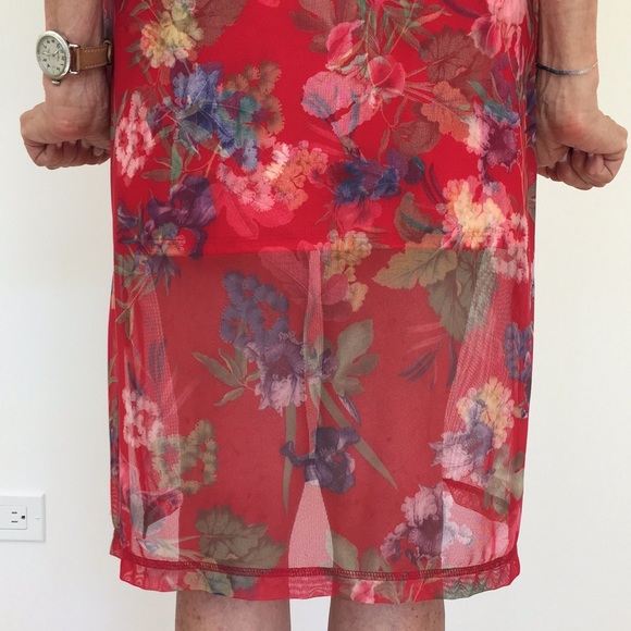 Beautiful Red Floral Patterned Dress - Picture 4 of 10